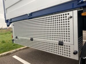 Coffre bâche ajourée